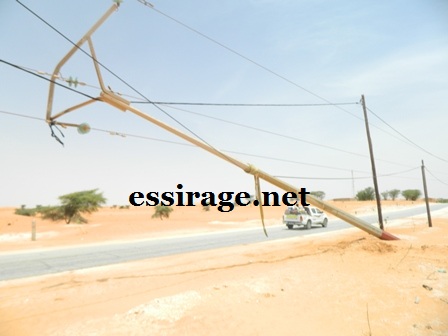  أعمدة الكهرباء في الطريق إلي السقوط 